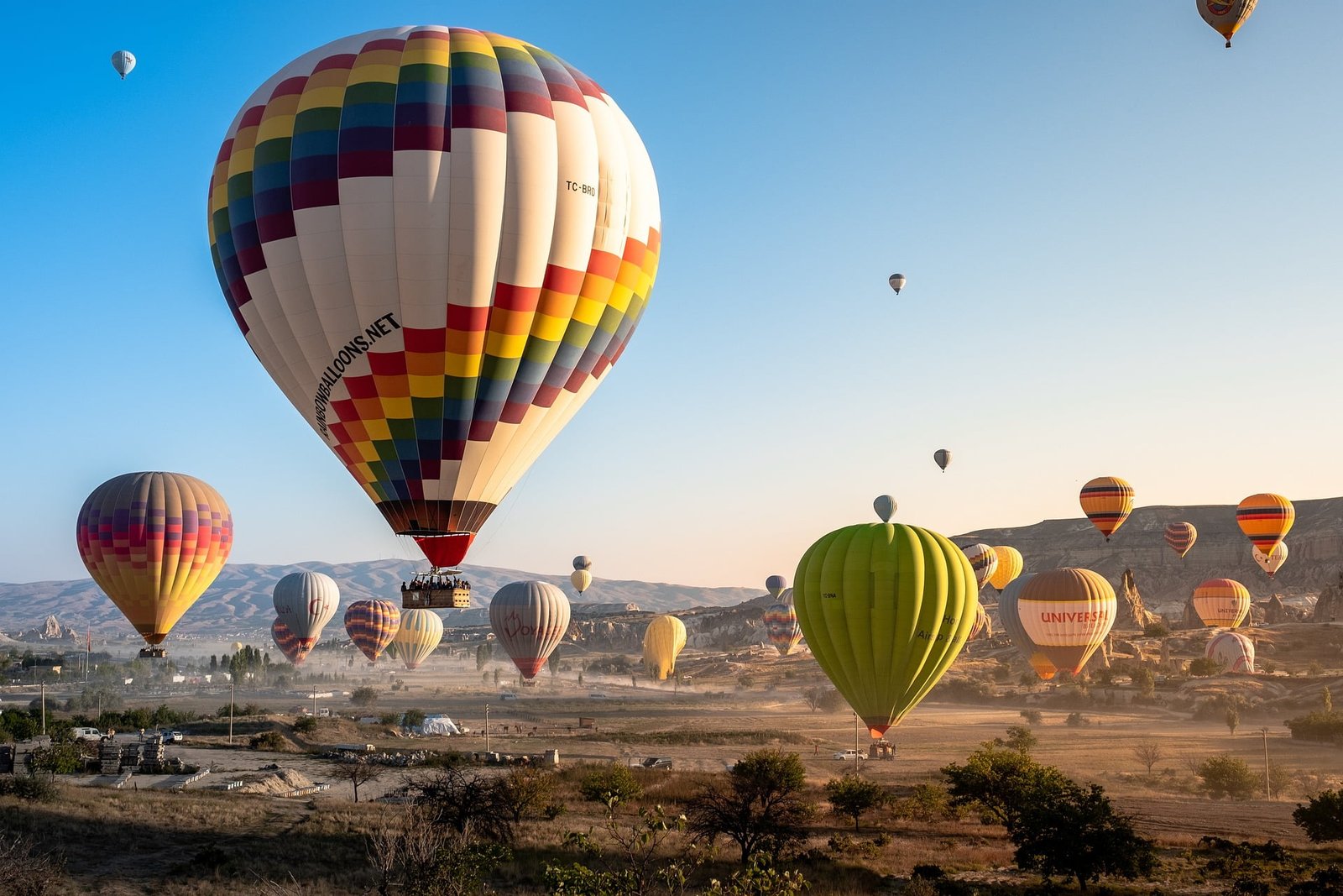 hot-air-balloons-4561267_1920
